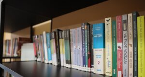 Sakarya’da öğrenciler çamaşırları yıkanırken kitap okuyor