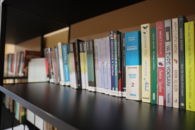 Sakarya’da öğrenciler çamaşırları yıkanırken kitap okuyor