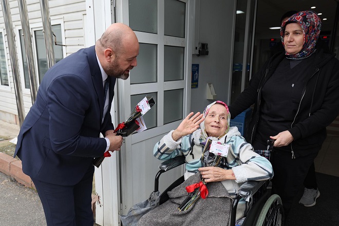 Tıp Merkezi’nde çiçeklerle karşılayıp hem sağlığa hem de maneviyata şifa oldular
