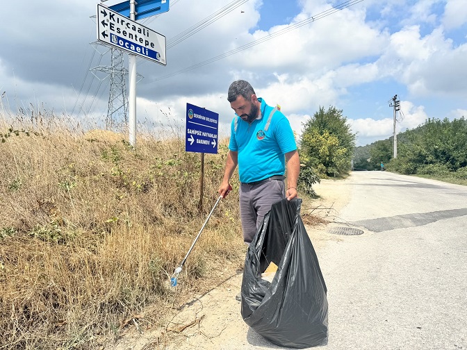 Serdivan’da Yol Kenarlarında Temizlik Mesaisi