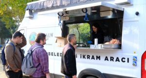 Serdivan’da Üniversitelilere Sıcak Çorba İkramı