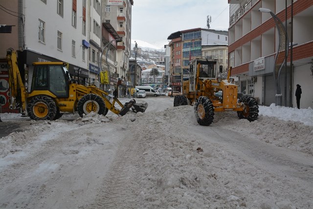 Biriken kar yığınlarını kent dışına çıkartmak için çalışmalarımız devam ediyor.
