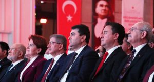 DEVA Partisi, CHP, Demokrat Parti, Gelecek Partisi, İYİ Parti ve Saadet Partisi Güçlendirilmiş Parlamenter Sistem’e geçiş üzerinde uzlaştı.