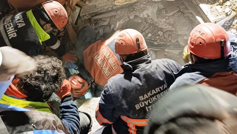 SAKARYA Büyükşehir ekipleri 116 saat sonra bir kişiyi daha kurtardı