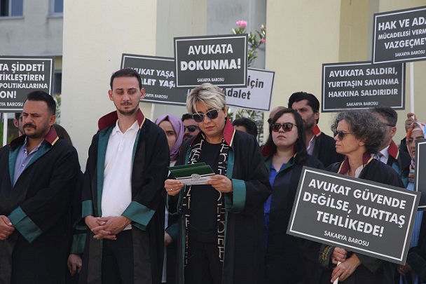 Avukata yönelik şiddete PROTESTO