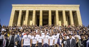 Zafer Partisi Genel Başkanı Prof. Dr. Ümit Özdağ liderliğinde 14 gün süren İstiklal Yolu Zafer Yürüyüşü Anıtkabir’de sona erdi.