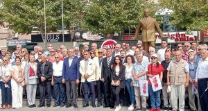 CHP Sakarya il yöneticileri Atatürk Anıtı’na çelenk sundu