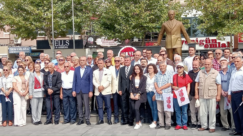 CHP Sakarya il yöneticileri Atatürk Anıtı’na çelenk sundu