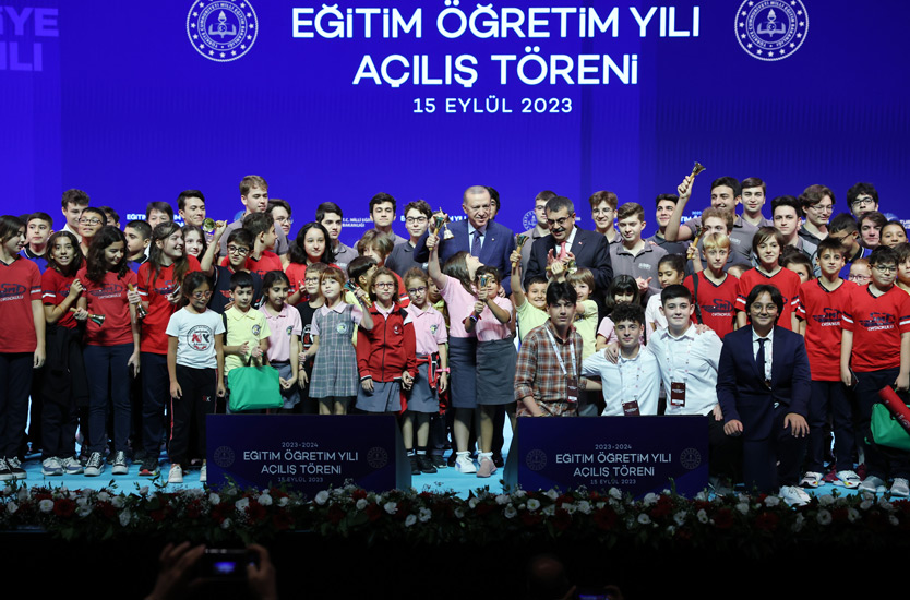 Cumhurbaşkanı Recep Tayyip Erdoğan,Devlet, eğitimde vatandaşın talepleri karşısında kör, sağır kesildi.