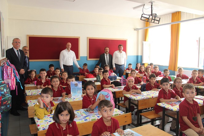 Ferizli protokolü okulun ilk gününde Ferizli Şehit Hacı Uzun İlkokulunda