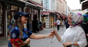 Büyükşehir Belediyesi zabıta ekiplerinden vatandaşlara ve esnafa karanfil