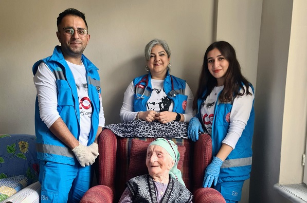 Cumhuriyetle yaşıt hastalar evlerinde ziyaret edildi