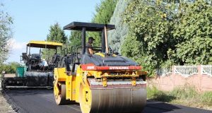 Arifiye Belediyesi Sıcak Asfalt Çalışmalarına Tüm Hızıyla Devam Ediyor