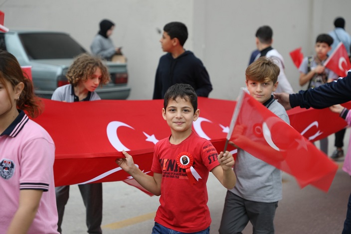 Akyazı’da coşkulu Cumhuriyet yürüyüşü