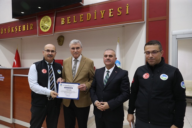 Başkan Ekrem Yüce arama kurtarma ekibiyle bir araya geldi