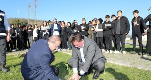 FERİZLİDE GAZZELİ ÇOCUKLARIN ANISINA FİDANLAR TOPRAKLA BULUŞTU
