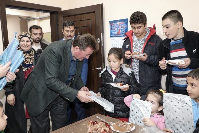 Başkan İsmail Gündoğdu, Halit Narin Okulunda eğitim gören özel eğitim sınıflarını ziyaret etti