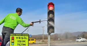 Büyükşehir’den trafik ışıklarında temizlik mesaisi