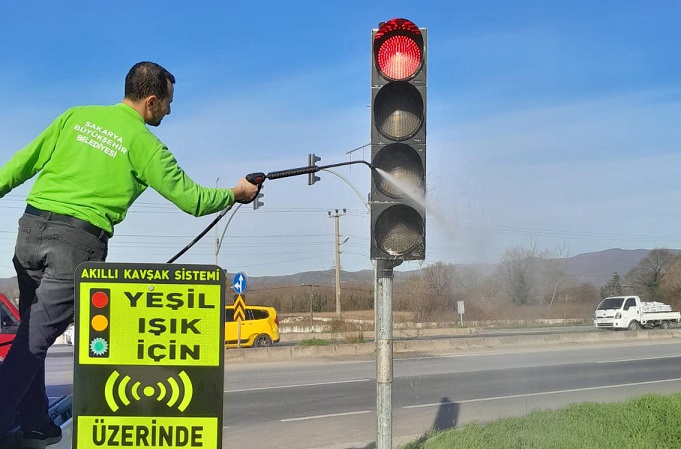 Büyükşehir’den trafik ışıklarında temizlik mesaisi