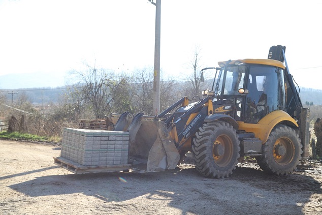 HENDEK ÇAKALLIK MAHALLESİNDE KİLİTLİ PARKE YOL ÇALIŞMALARI DEVAM EDİYOR
