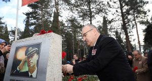 ŞEHİT ALİ GAFFAR OKKAN HENDEK’TE MEZARI BAŞINDA ANILDI