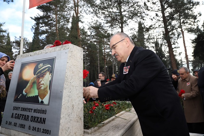 ŞEHİT ALİ GAFFAR OKKAN HENDEK’TE MEZARI BAŞINDA ANILDI