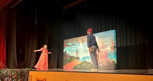 AKM’de ‘Taht Oyunları’ kahkahaya boğdu