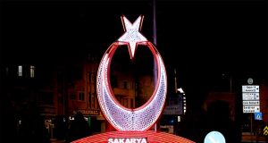 Büyükşehir caddelere ‘Ay Yıldız’la’ güzellik kattı