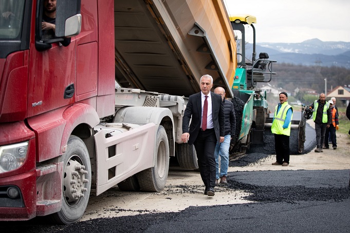 Hendek Belediyesi’nin asfalt atağı devam ediyor