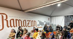 Kitap Sokağı, minikleri kahkahaya boğan renkli bir kukla gösterisiyle renklendi