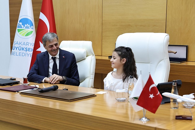 Büyükşehir’de başkanlık koltuğuna 4. Sınıf öğrencisi Ece Atay oturdu