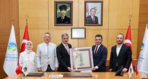 Başkan Alemdar Adapazarı Belediye Başkanı Mutlu Işıksu, AK Parti Adapazarı İlçe Başkanı Samet Çağlayan ve yönetimini konuk etti