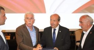 Cumhurbaşkanı Ersin Tatar, Sakarya Ticaret ve Sanayi Odası’na üye iş insanları ve Sakarya sivil toplum temsilcileri ile bir araya geldi.