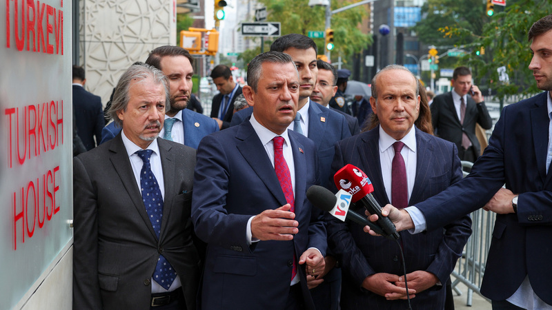 Cumhuriyet Halk Partisi Genel Başkanı Özgür Özel, New York’ta Türkevi Önünde Konuştu