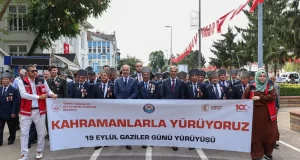 Türk Bayrağı olmayan Gazi yürüyüşü mü olur! Utanç verici merasim