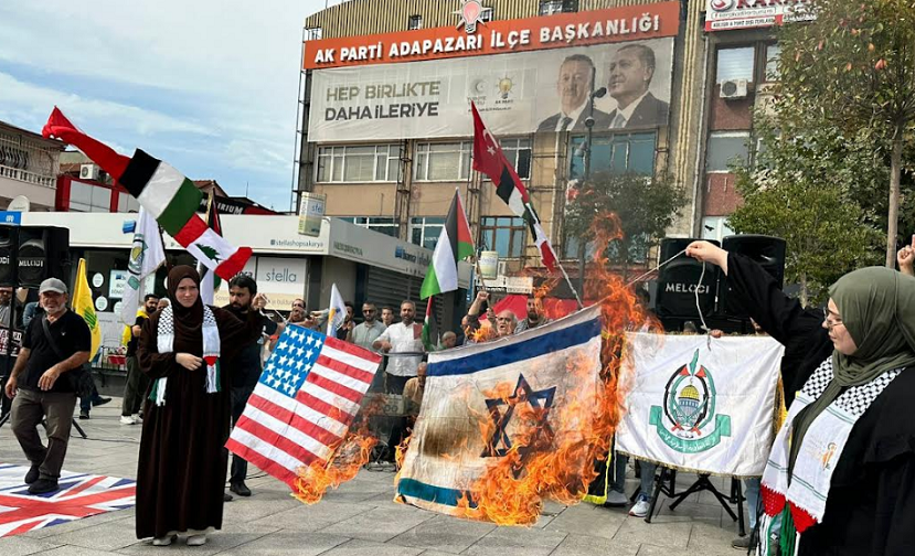 Sakarya Filistin Gönüllüleri’nin organize ettiği yürüyüşe yüzlerce Sakaryalı katıldı.