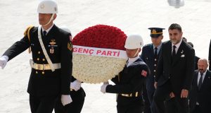 Uzanlar bayrağı devretti: Genç Parti’nin yeni kadrosundan Anıtkabir’e ziyaret!