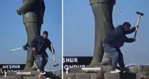 Balıkesir’in Ayvalık ilçesinde kimliği belirsiz bir şahıs Atatürk Anıtı’na saldırdı.