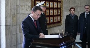 Anıtkabir Özel Defteri’ni de imzalayan Babacan, “Tam demokrasi hedefiyle yola çıkan partimize, mücadeleniz her daim ışık tutuyor”