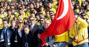 Türkiye’nin dört bir yanından gelen 4.500 öğrenci  Büyük Önder Mustafa Kemal Atatürk’ün manevi huzurunda saygı duruşunda bulundu. 