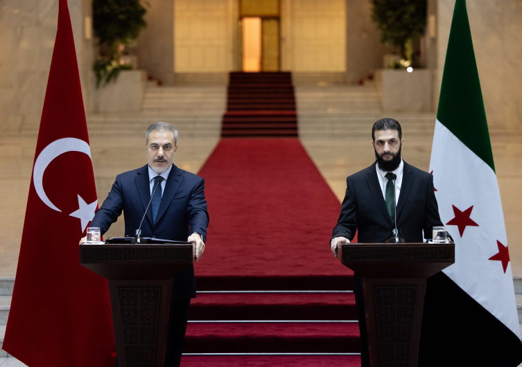 Dışişleri Bakanı Hakan Fidan, Suriye’deki yeni yönetimin lideri Ahmed Şara ile görüştü.