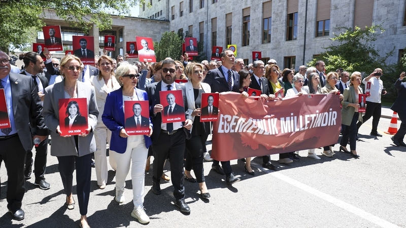 CHP Milletvekilleri Adalet Bakanlığı’na Yürüdü… Gökhan Günaydın: ‘Tutuklu Belediye Başkanlarımız Aramızda!’