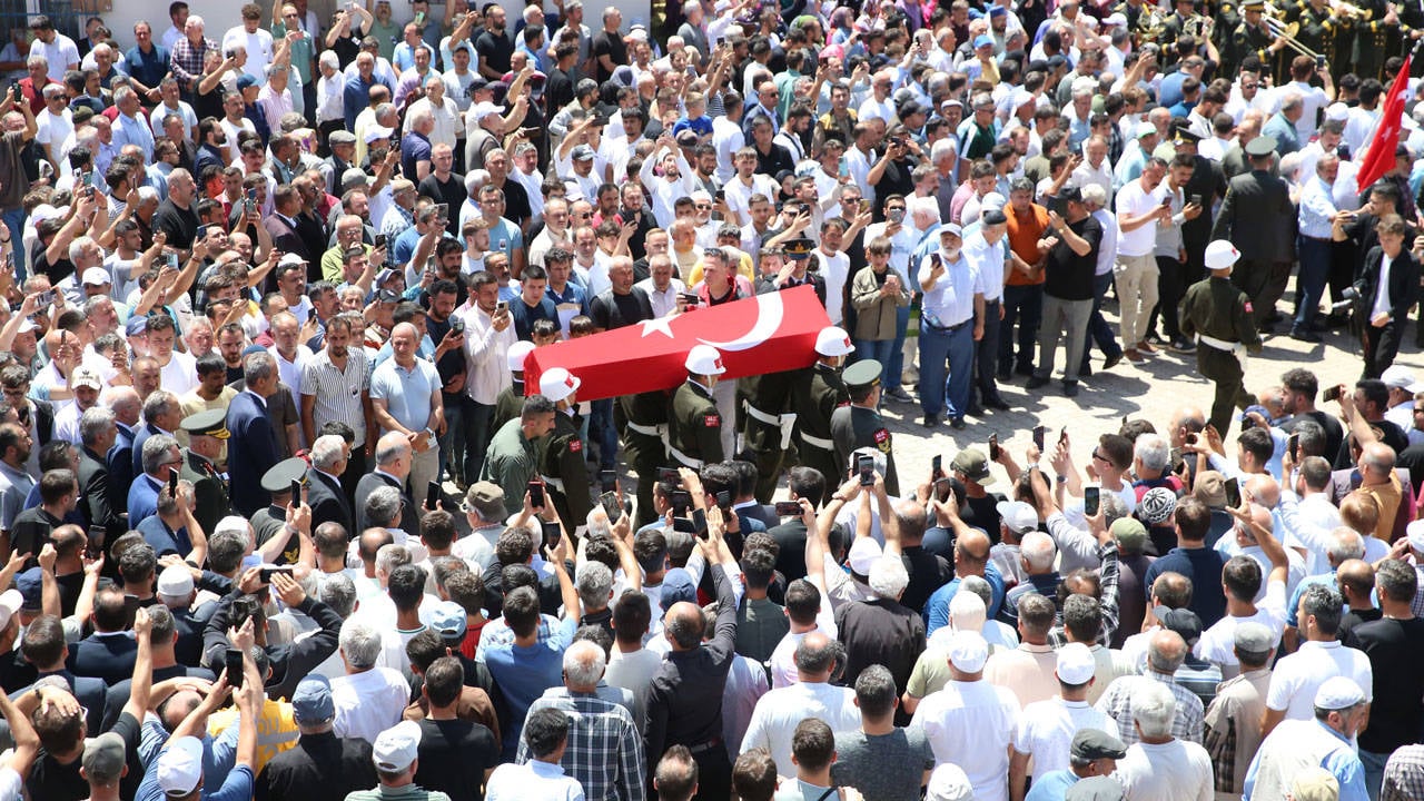Irak’ın kuzeyinde şehit askerler son yolculuğuna uğurlanıyor