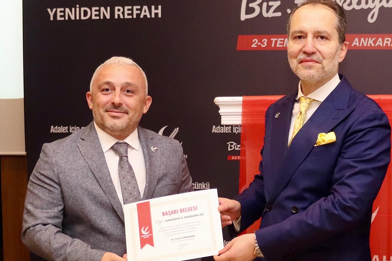 Yeniden Refah Partisi Genel Başkanı Dr. Fatih Erbakan, Sakarya’nın başarısını ödülsüz bırakmadı.