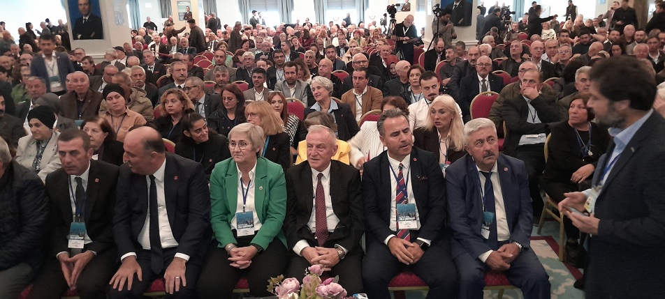 CHP Sakarya İl Örgütü 39. Olağan Genel Kurulu’nda İl Başkanlığı’na 320 oyla yeniden Oğuz Can Curoğlu seçildi.