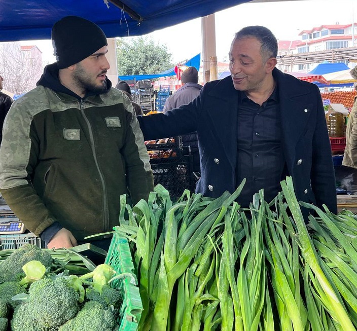 Mehmet Demir sahaya indi; Pazaryeri esnafıyla birebir temas kurdu