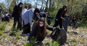 85 torba atık göle karışmadan toplandı