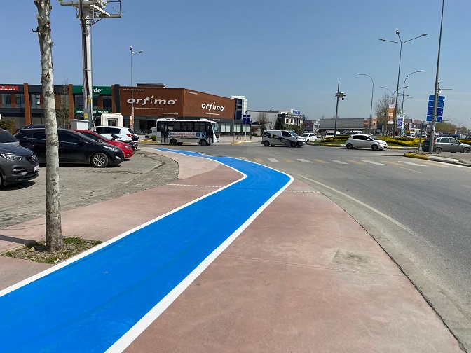 Büyükşehir’den Erenler’de bisiklet yollarına güvenli dokunuş