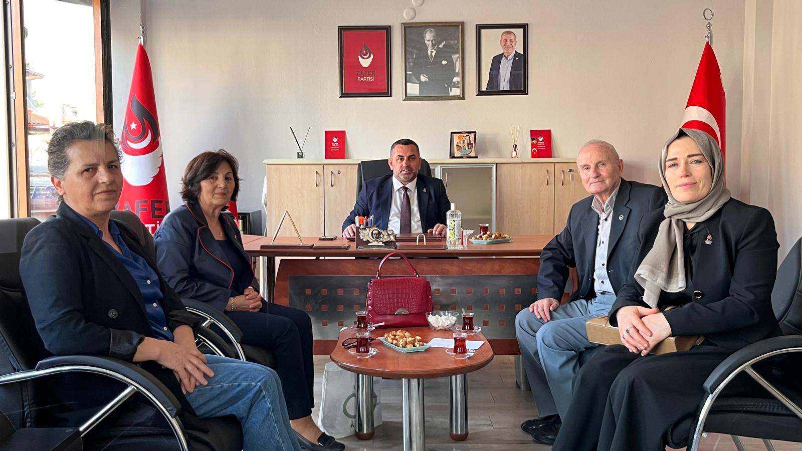 Atatürkçü Düşünce Derneği (ADD) Sakarya Şube Başkanı Sebahat Demirtaş  ve Yönetim Kurulu  üyeleri  Zafer Partisi Sakarya İl Başkanığını ziyaret etti.