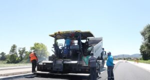 Büyükşehir Yazlık Kavşağı’nın trafik yükünü alacak duble yolda asfalt çalışmasına başladı